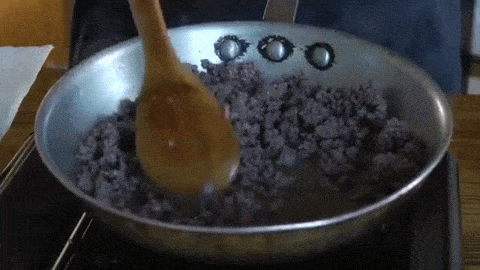 El truco es: descongelar tu carne por completo antes de empezar a cocinarla. De lo contrario, algunas partes de la carne se cocinarán más rápido que otras, y al final so sobre cocinaran. Mira el vídeo completo aquí .
