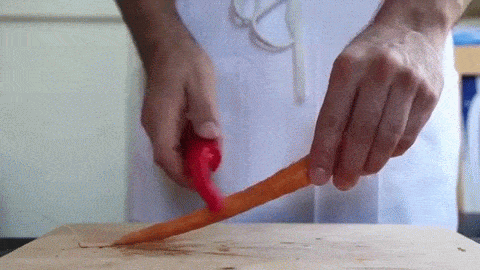 El truco es: pasar un pelador de vegetales ~ hacia arriba y abajo~ a lo largo de la zanahoria, suavemente girando la zanahoria a medida que lo haces. Mira el vídeo completo aquí.