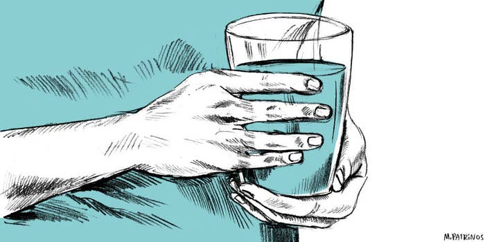 Você pode estar desidratado! Seu corpo precisa de água. Não suco, refrigerante ou álcool; pegue um bom copo de água e beba.