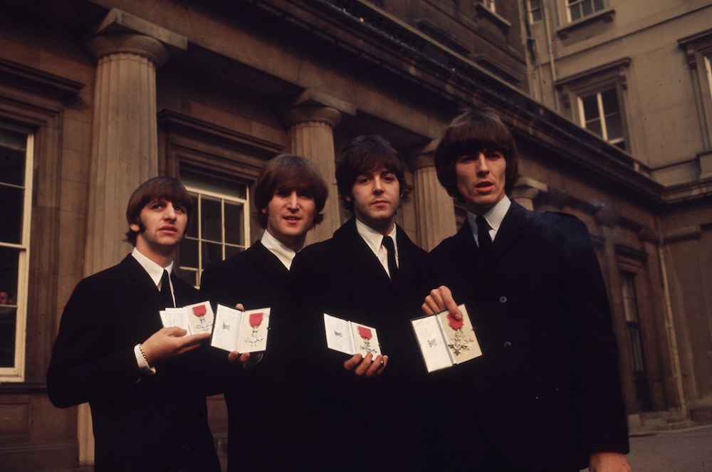 Álbum: Help! (1965)Compositor(es): Lennon-McCartney¿Por qué deberías escucharla?: Es una de las pocas canciones de los Beatles que no tienen bajo, porque la banda decidió subirse al tren del folk de Dylan de mediados de los sesenta. El tema es una cascada de versos que te ponen la piel chinita, porque de alguna forma mágica, emulan lo que se siente enamorarse de alguien a primera vista. 😍