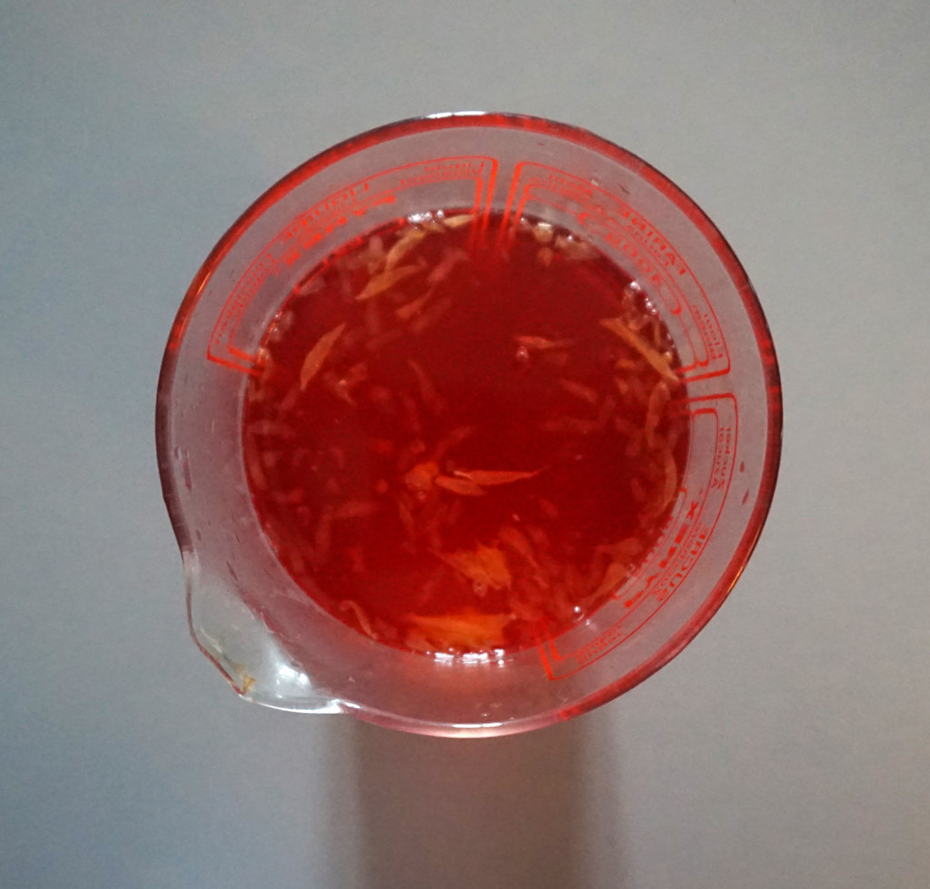 Faites bouillir 25cl d'eau et incorporez votre sachet de préparation pour jello. Mélangez et ajoutez 20cl de vodka froide et 5cl de jus de clémentine. (Ou suivez les instructions de votre sachet, en conservant les proportions.)