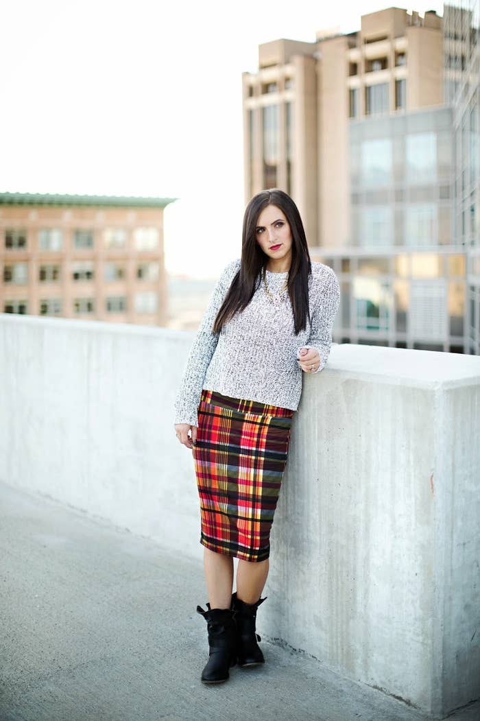 This plaid Cassie paired with some boots and a cozy sweater and statement necklace is fresh with a pop of color. It's stretchy and can be pulled up or down to adjust the length.