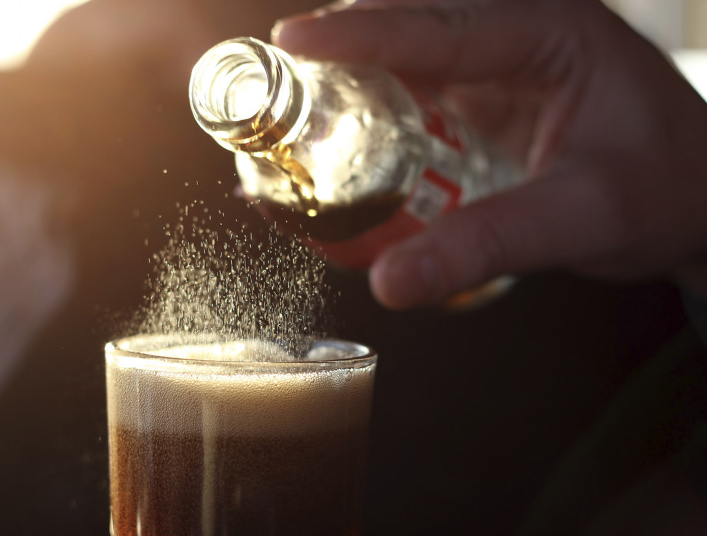 Souvent décrié pour sa teneur en sucre, le Coca-Cola n'en contient pourtant pas plus que le jus de fruit pour la même quantité. En effet, les deux breuvages peuvent chacun contenir jusqu'à 115 grammes de sucre par litre.