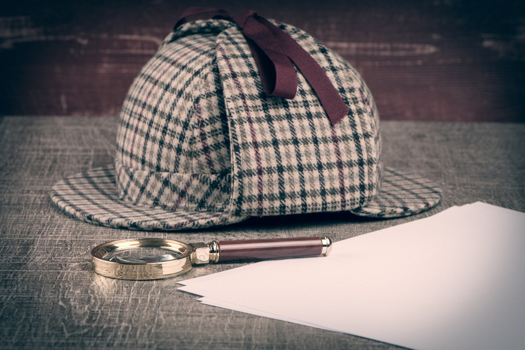 Si la méprise est facile puisqu'Adrian Conan Doyle, fils du célébrissime auteur la lui a bien fait prononcer dans le film de 1929, Le Retour de Sherlock Holmes, le personnage de son père n'a jamais prononcé la réplique, ni dans ses 56 nouvelles, ni dans ses 4 romans.
