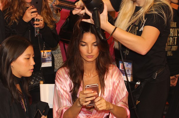 22 Behind-The-Scenes Photos Backstage At The Victoria's Secret