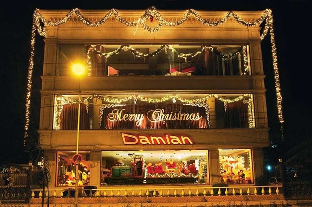This Furniture Store In Mumbai Goes All Out Every Christmas And People Always Love It Please download one of our supported browsers. this furniture store in mumbai goes all