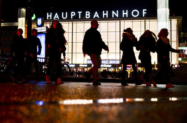 Daraufhin forderten neben Merkel auch andere Politiker mehr Abschiebungen für kriminelle Flüchtlinge und Asylbewerber. Am Sonntag griffen bisher Unbekannte sieben Ausländer in der Kölner Innenstadt an. Einer von ihnen musste im Krankenhaus behandelt werden.
