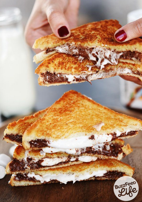 Hier gehts zum Rezept.Warum Du es machen musst: Das Geräusch, wenn Du erst auf diese knusprigen Toast-Scheiben und danach auf Nutella und die Marshmallows beißt, wird Dich umhauen.