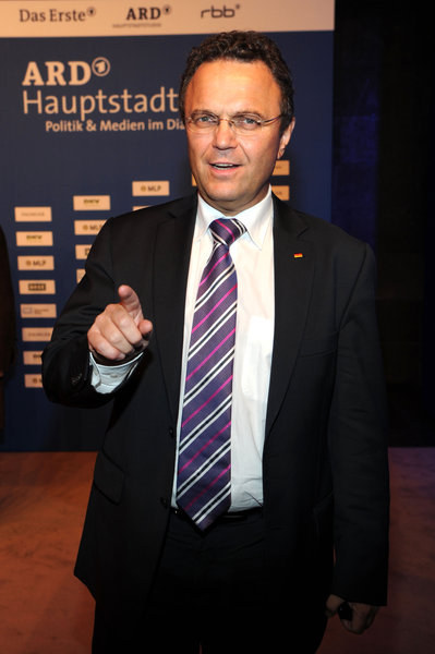 Schließlich muss sichergestellt werden, dass dort nicht länger ein linksliberales Schweigekartell die Nachrichtenlage bestimmt. Stattdessen präsentiert Friedrich endlich die Welt, wie die CSU sie sieht. Er nennt es "Wahrheit".