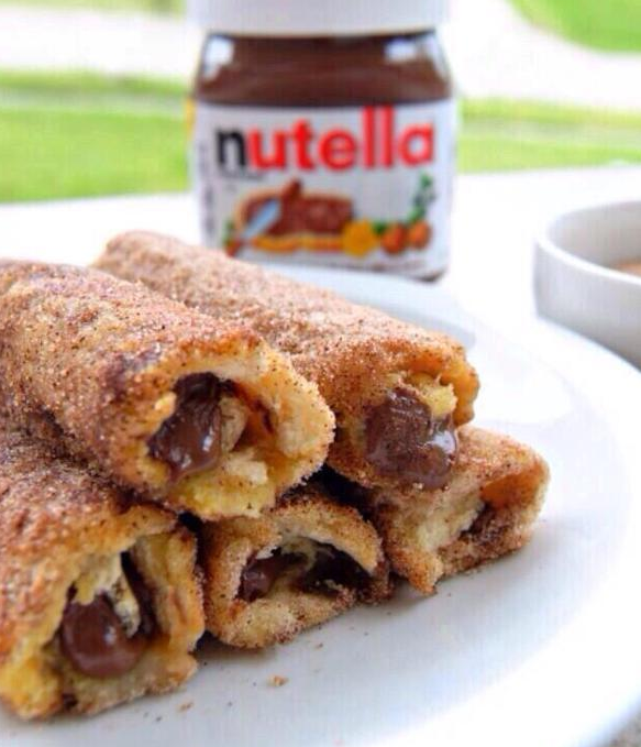 Hier gehts zum Rezept.Warum Du es machen musst: Vergiss italienische Cannelloni - diese Nutella-Röllchen sind eine Offenbarung.
