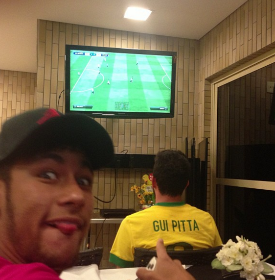 Você vive grudado nos jogos de futebol do video-game e consegue até esquecer a rivalidade FIFA x PES, joga o que tiver.