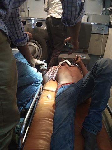 They used a pen to prevent him from swallowing his own tongue, and one of them used a folded newspaper to resuscitate him by blowing air into his throat, while the other began chest compressions. They continued this for 25 minutes while waiting for the ambulance.