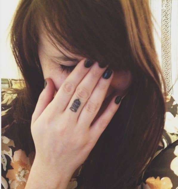 tatuaje para siempre en el dedo anular