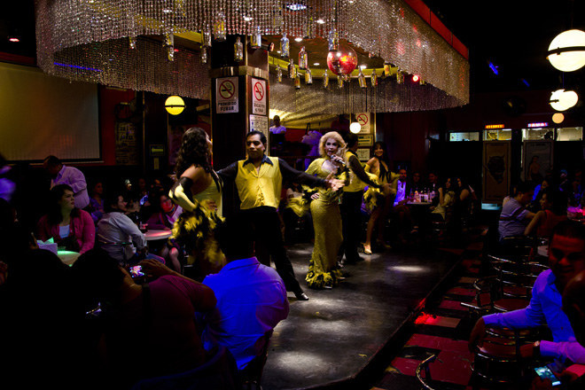 Si tienes ganas de salir de fiesta con garantía de pasarlo excelente, vete directo a La Perla, un cabaret en el Centro de la Ciudad que no promete un buen rato, más bien lo asegura.