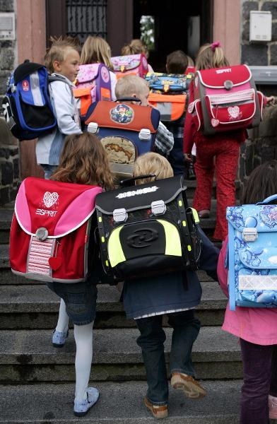 In deutschen Städten müssen derzeit jährlich 400.000 neue Wohnungen gebaut werden, meinen Experten. Wer dort einzieht, will auch seine Kinder versorgt wissen. Im Berliner Bezirk Pankow rechnet man mittlerweile mit einem Kind pro neu gebauter Wohnung. Entsprechend steigt der Bedarf an Plätzen in Schulen und Kitas. Dafür ist Platz und Geld vonnöten, an dem es den zuständigen Kommunen jedoch chronisch mangelt.