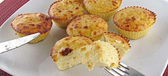 ¿Eres de los que desayuna un pincho de tortilla en vez de una madalena? Pues aquí tienes la unión perfecta para tu desayuno (o merienda o cena). La receta completa está aquí y, aunque está en catalán, con Google translate podrás seguirla a la perfección.