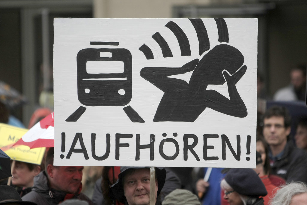 Mehr Menschen machen auch mehr Lärm - beim Autofahren, Musikhören, Sport oder Arbeiten. Doch Lärm bedeutet Stress und macht krank.