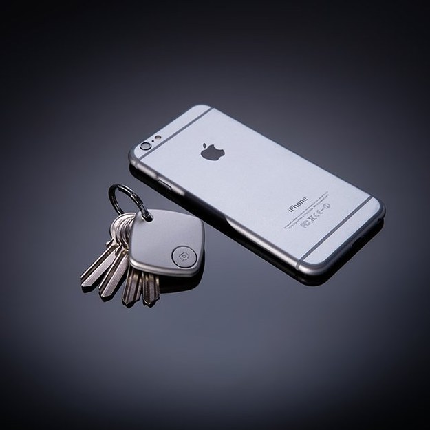El TRAK Smart Finder ($40) que te conecta vía bluetooth y suena para hallar tu teléfono o tus llaves.
