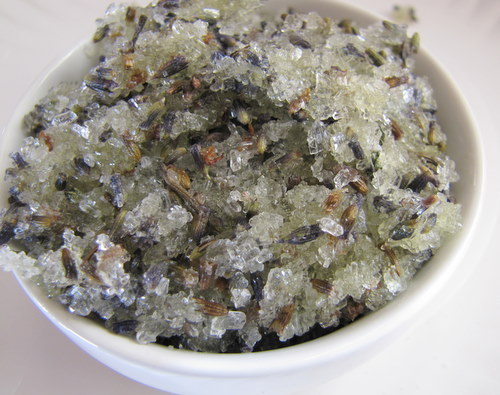 Ingredientes: * Sal marina* Aceite de oliva o de almendra* Aceite de lavanda* LavandaBeneficios: Este scrub calmante es perfecto después de un largo día de caminar. Los ingredientes trabajan juntos para decirle adiós a las células de piel muerta. La sal actúa como exfoliante, el aceite hidrata y la lavanda relaja y calma la piel. Receta completa aquí.