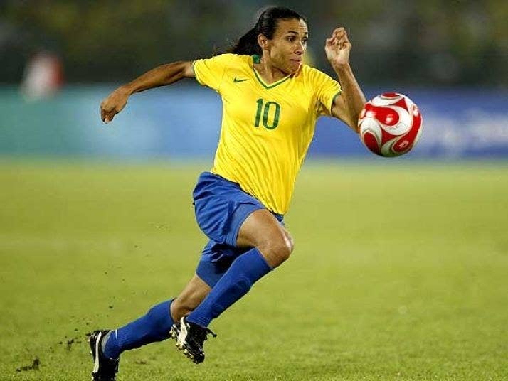 Marta Vieira é uma atacante que já ganhou cinco vezes o título de melhor jogadora do mundo, um recorde. Ela também é maior artilheira da história das Copas do Mundo de futebol feminino.Como se não bastasse, é a maior artilheira da história da Seleção Brasileira (contando a Masculina e a Feminina) -- com 100 gols, é maior que Pelé.