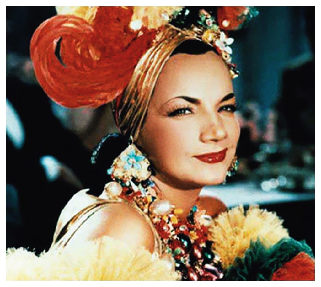 Cantora e atriz luso-brasileira, Maria do Carmo Miranda era mais conhecida como Carmen Miranda. Em duas décadas de carreira ela lançou mais de 300 músicas, fez shows em muitos países e chegou a ser a mulher mais bem paga dos EUA. Carmen foi uma mulher forte e decidida, que desde jovem traçou o objetivo de ficar famosa e gerenciou boa parte da própria carreira. Ela foi ainda a primeira sul-americana a ser homenageada com uma estrela na Calçada da Fama e foi uma inspiração para o Tropicalismo no Brasil, movimento cultural da década de 1960.