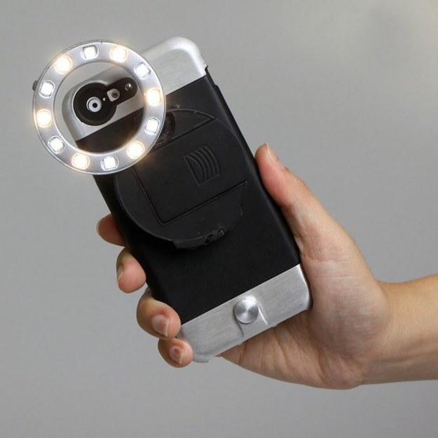 Este Anillo LED Luminoso Zytlus ($60) para una iluminación más suave que la de tu flash.