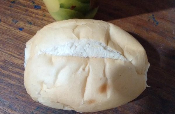 Você pode acender a sua churrasqueira usando um pão velho e muito álcool.
