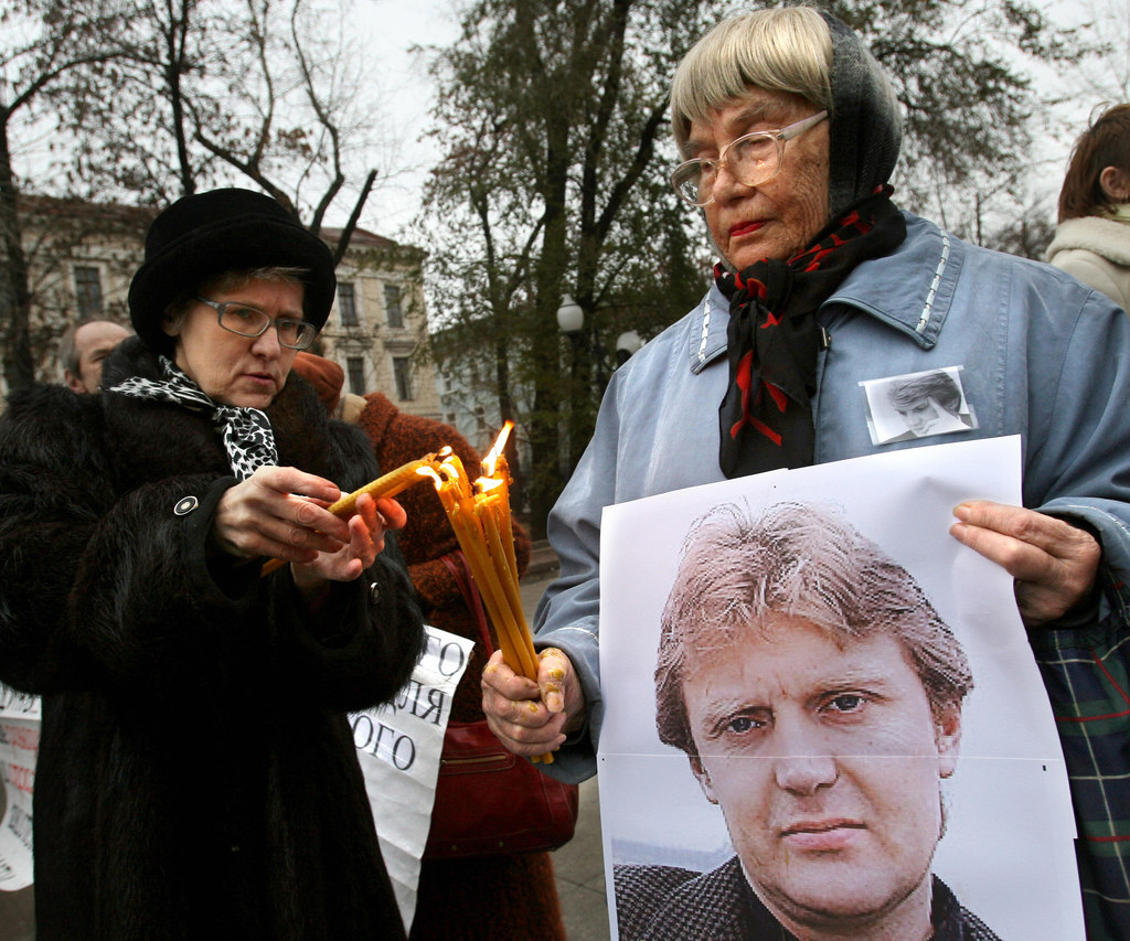Women at a memorial for Litvinenko in Moscow in 2008.