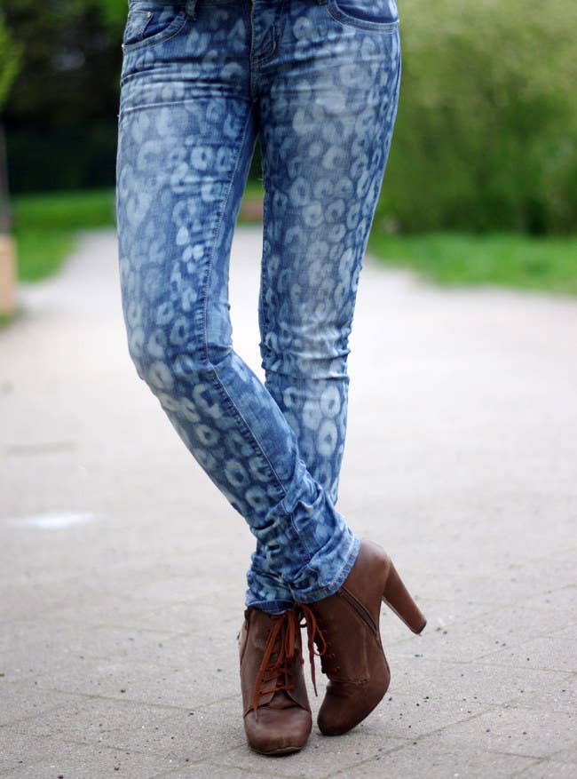 30 Hella Easy Ways To Seriously Transform Your Old Jeans