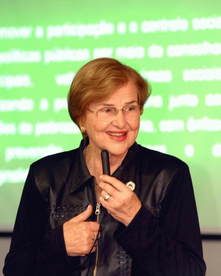 Zilda Arns Neumann foi uma médica pediatra e sanitarista brasileira, indicada várias vezes pelo governo brasileiro ao prêmio Nobel da Paz. Morreu, aos 75 anos, no terremoto do Haiti em 2010.Fundadora e coordenadora internacional da Pastoral da Criança, organismo que tem como objetivo a promoção do desenvolvimento integral de crianças entre 0 e seis anos de idade, Zilda ajudou a derrubar a mortalidade infantil, no Brasil, de 62 por mil (na década de 80) para 20 por mil.