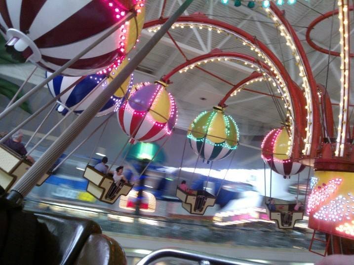 Parc d'attraction, aire de restauration, magasins en tout genre (incluant haut de gamme), un immense Simons (qui doublera pratiquement sa superficie bientôt). Ces dernières années, les Galeries de la Capitale se démarquent pas mal!