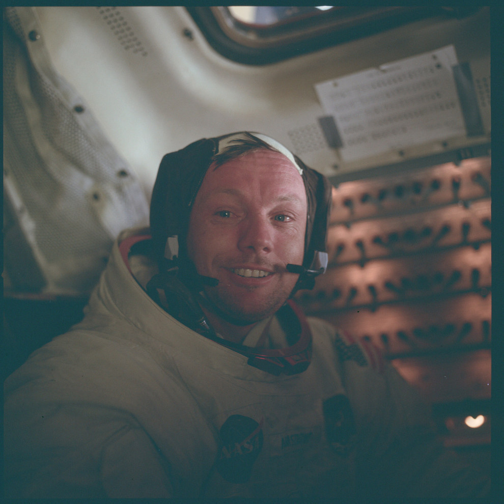 Neil Armstrong a punto de llorar después de pisar la luna por primera vez en julio del 1969.