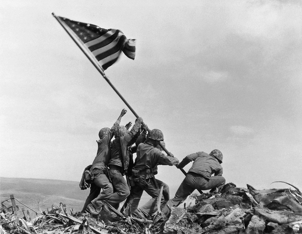 Militares estadounidenses levantando la bandera americana en Iwo Jima en Febrero de 1945.