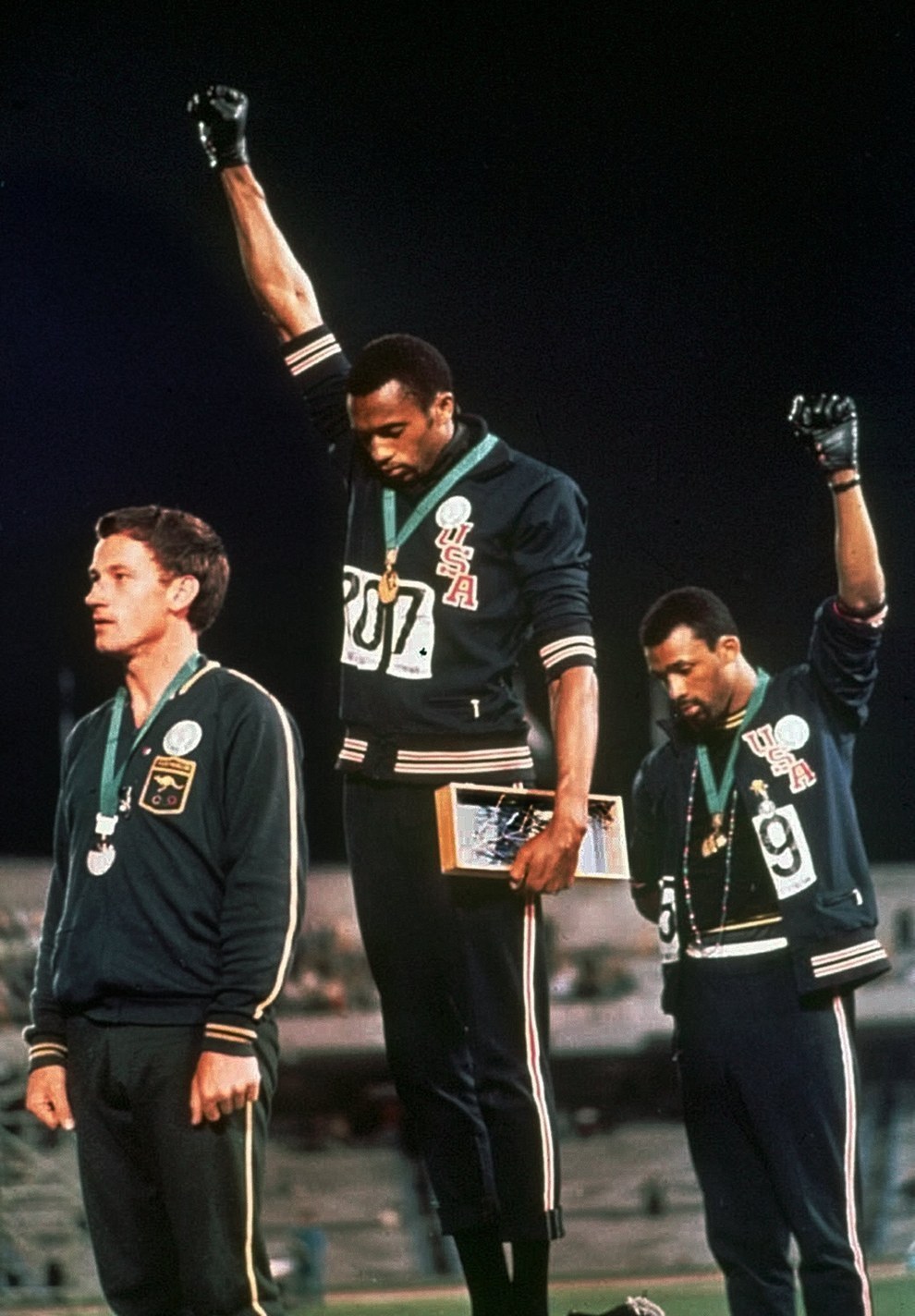 El saludo Black Power del medallista de oro Tommie Smith y el de bronce John Carlos durante los Juegos Olímpicos de verano en 1968.