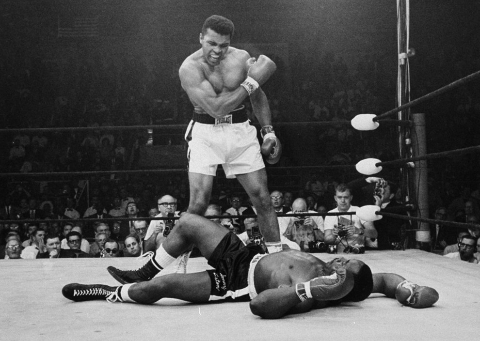 Muhammad Ali después de tumbar a Sonny Liston en 1965.