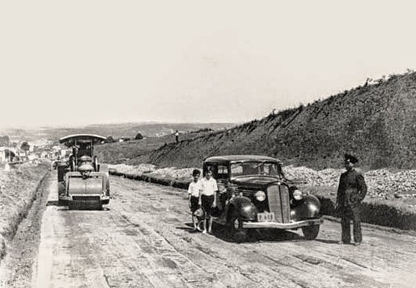 Durante a década de 30, a avenida estava sendo criada. E seria inaugurada na década seguinte.