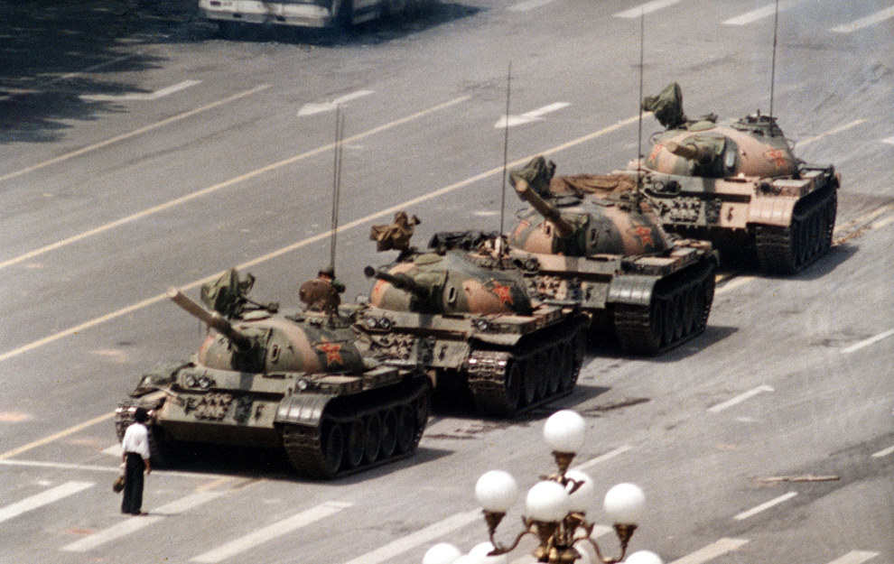Este solitario parado en un convoy de tanques que se dirigía a Tiananmen Square en 1989.