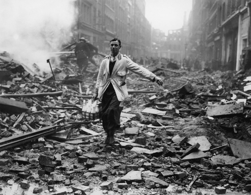 Un lechero londinense cumpliendo con su horario a pesar del bombardeo aéreo alemán en 1940.