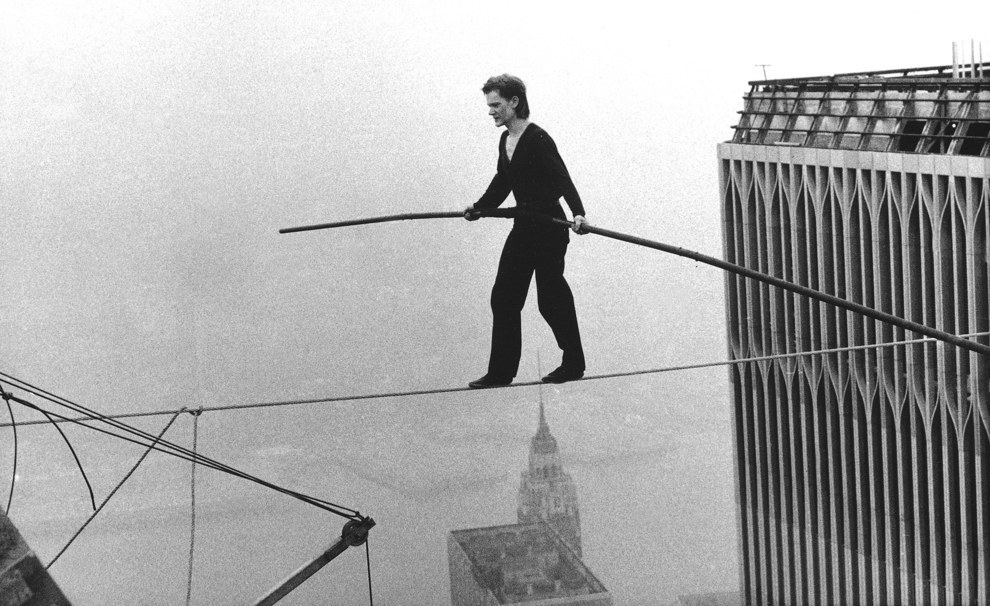 Philippe Petit caminando en una cuerda floja entre las Torres Gemelas del World Trade Center en 1974.