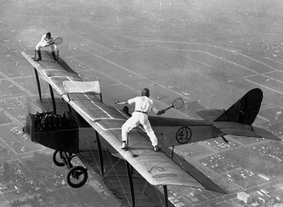Gladys Roy e Ivan Unger jugando un partido de tenis en las alas de un biplano sobre Los Ángeles en 1925.