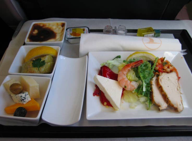 エコノミークラスとビジネスクラスの機内食を比べてみた