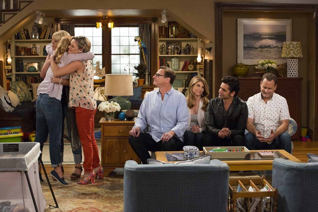 Tres por tres (Full House), una de las series favoritas de tu infancia llega a Netflix con su elenco (casi) completo. Solo faltará Michelle Tanner (Mary Kate y Ashley Olsen), pero podrás ver al súpermiamor del tío Jesse sin falta. En esta secuela, DJ pierde a su esposo, y junto con sus tres hijos se irá a vivir con su hermana Stephanie y su bestie de toda la vida, Kimmy. Puede sonar un poco dramático, pero recordemos que la historia original sucede después de la muerte de Pam Tanner.Se estrena el 26 de febrero.
