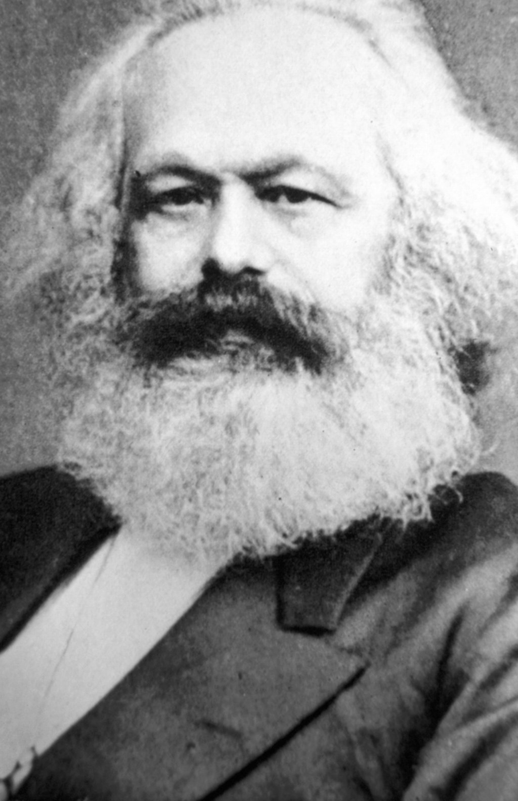 Überall: Ein deutscher Philosoph, Ökonom, Gesellschaftstheoretiker, politischer Journalist, Protagonist der Arbeiterbewegung sowie Kritiker der bürgerlichen Gesellschaft und der Religion.In Chemnitz: Ein Mann ohne Beine, dafür aber mit riesigem Schädel.