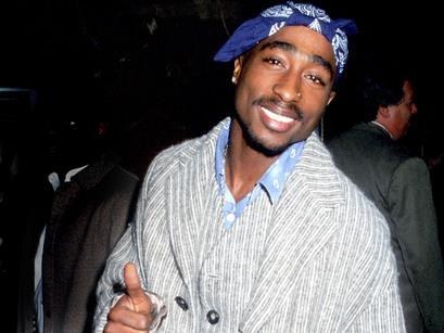 (Ce sourire 😍) Il est mort suite à des sombres histoires de gangs entre Biggie, des trucs de West Coast, East Coast, on n'a jamais trop compris. Et il y a d'ailleurs son biopic, All Eyez On Me qui sort bientôt, ça nous aidera tiens.