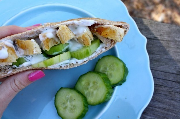 Duplica la proteína con el pollo y el aderezo de yogur cremoso. Receta aquí.