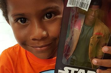 Este garoto se tornou viral ao se identificar com um boneco de Star Wars sem nunca ter visto o filme