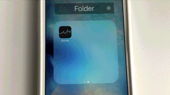 No conseguí que la app desapareciera con sólo arrastrarla a la segunda página de la carpeta. ¡Puede que tú tengas suerte!