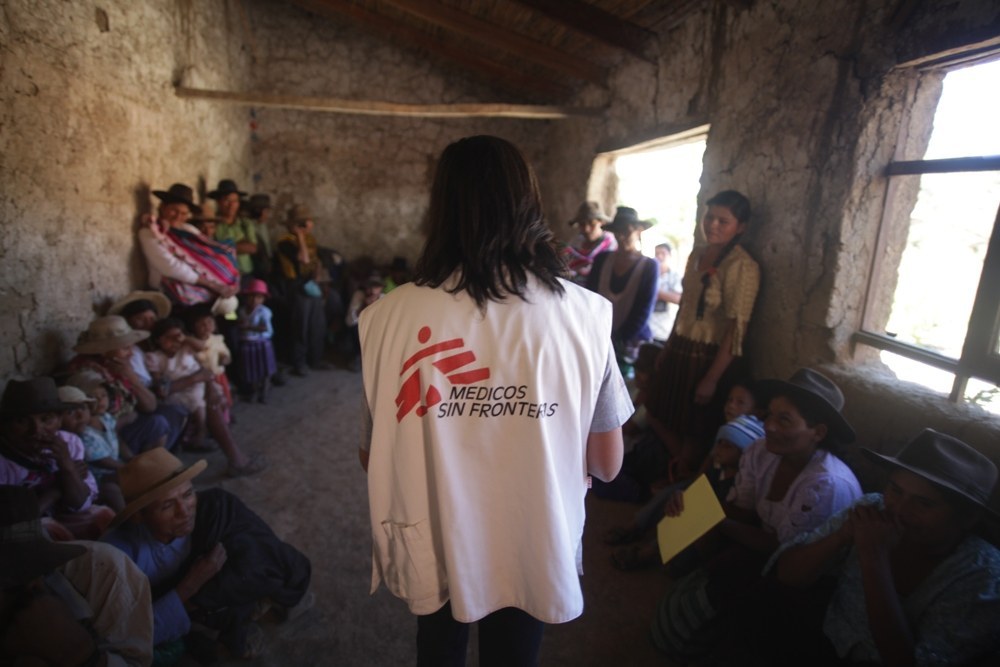 Com R$ 30 reais (as doações podem ser únicas ou mensais) você dá suporte para a organização Médicos Sem Fronteiras comprar alimentos terapêuticos para 18 crianças desnutridas por um dia. Você também pode ajudar os projetos da Cruz Vermelha com a doação de dinheiro ou itens de higiene, calçados e brinquedos.