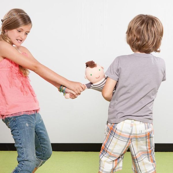 Como parte de los estereotipos masculinos y femeninos que aún persisten, madres y padres eligen para sus hijos juguetes que marquen a fondo los mandatos de género. Advertencia: los juguetes pueden invertirse, señores padres. No hay peligro o rareza alguna si su nena juega con un auto o si su nene elige la muñeca.
