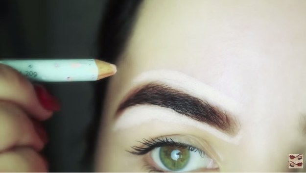 Use lápis bege ou corretivo para disfarçar pelinhos que estão crescendo e realçar o desenho da sua sobrancelha.